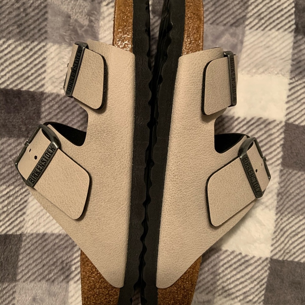 Birkenstock’s in the color: Stone